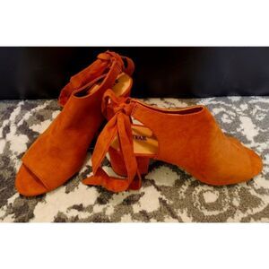 Women's Peep Toe Tie Back Shoe in size 8.5/9 EUC by JustFab